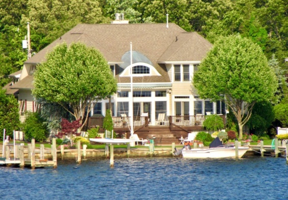 une maison au bord de l'eau