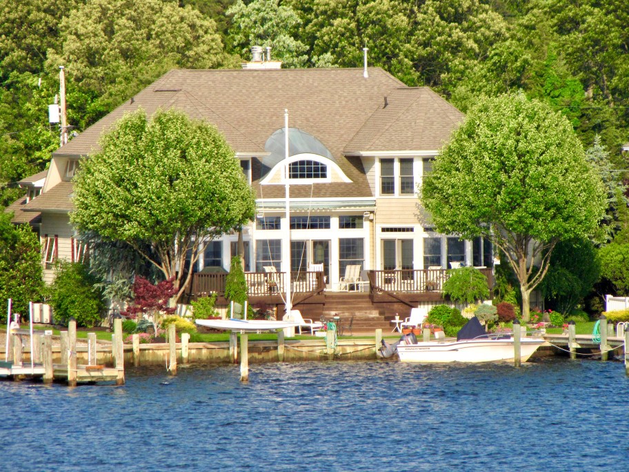 une maison au bord de l'eau